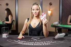 Pengguna memeriksa alamat situs yang aman